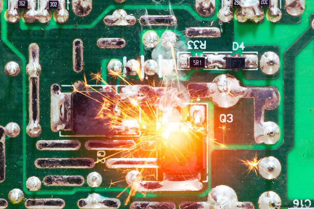 Полное руководство по ламинатам PCB: выбор материалов для инженеров